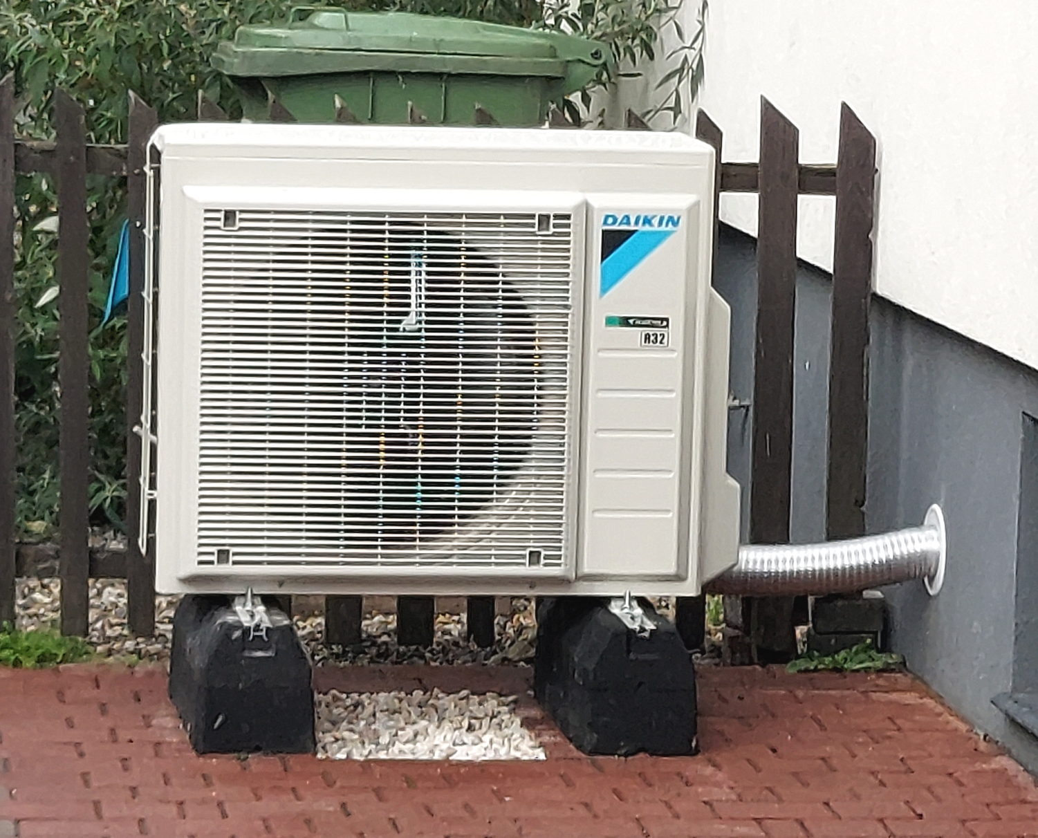 DAIKIN japońska firma od ponad 100 lat dostarcza produkty na rynek i przewodzi w rozwoju technologii oszczędzających energię. Pompy ciepła Daikin to gwarancja szybkiego zwrotu poniesionych nakładów i niezawodność oraz wygoda zapewniająca zdalne sterowanie pompy za pomocą aplikacji Daikin Residential Controller.