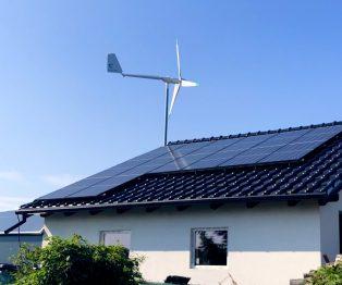 Turbina wiatrowa na dachu domu