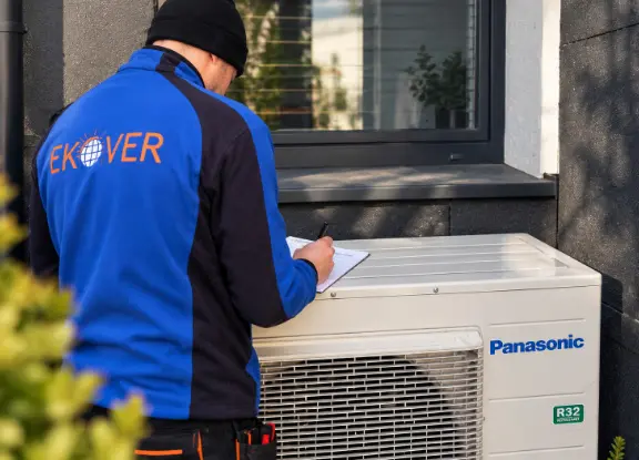 Serwisant EKOVER przy pompie ciepła Panasonic